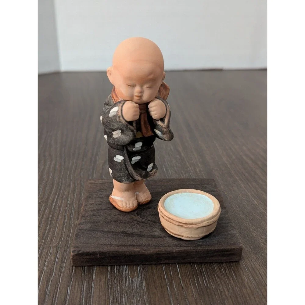 N/A three figurines